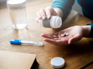 medicijnen uit het potje in handen leggen