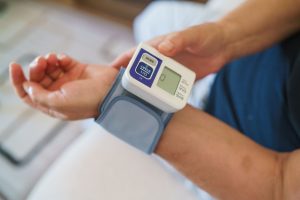 Meting van de bloeddruk bij de C van Circulation binnen de ABCDE-methode