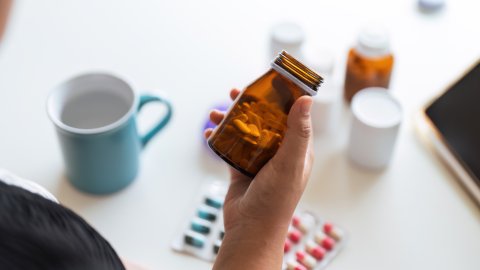 Afbeelding van met een medicijnpotje