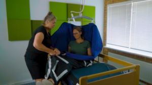 Afbeelding van cursus Tillen en verplaatsen - Van lig naar zit met glijdeken maat L en plafondlift